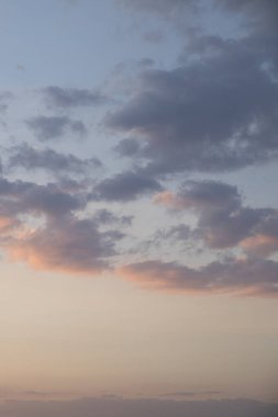 Dramatik gün batımı ve gündoğumu Sabah akşam alacakaranlığı gökyüzü.