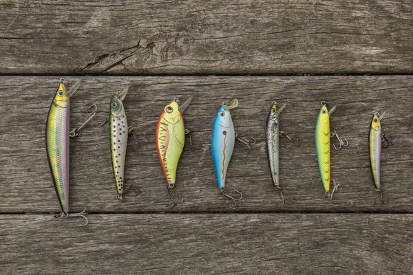 Cuillères à pêche colorées sur fond de bois gris — Photo