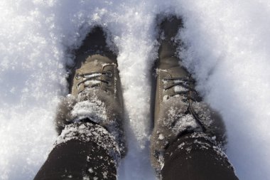 Karda yürümek. closeup Kış Ayakkabı.