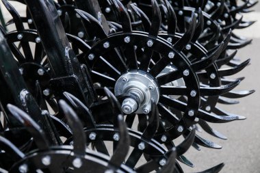 Tarım fuarında sergilenen bir tarım makinesinin detayı