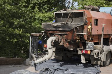 şantiyede eski yol tamir makinesi