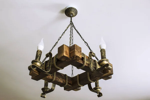 Lampadario rustico in legno con lampadine elettriche a forma di candela — Foto Stock