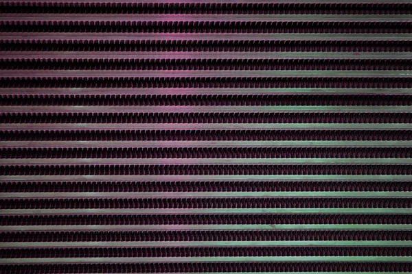 Superficie di una recinzione metallica reticolata con elementi a strisce frastagliate — Foto Stock