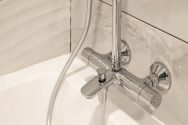 Termostat saplı banyo suyu musluğu