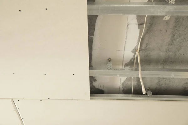 Installazione del profilo del soffitto nel nuovo appartamento — Foto Stock