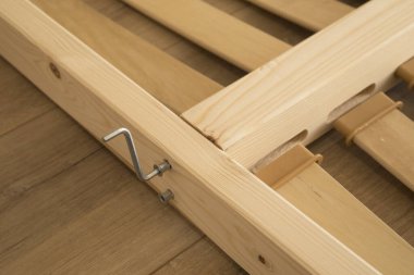 Mobilya parçaları ve mobilya montajı için araçlar yere.