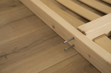 Mobilya parçaları ve mobilya montajı için araçlar yere.