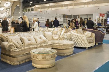 Kyiv Ukrayna - 18 Ekim 2019: Lüks mobilya mağazasındaki insanlar