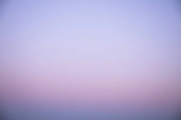 Borrosa puesta de sol noche cielo fondo para el concepto de temporada de verano — Foto de Stock