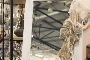 Aynanın içi yay ile süslenmiş. Keyifli oda konsepti