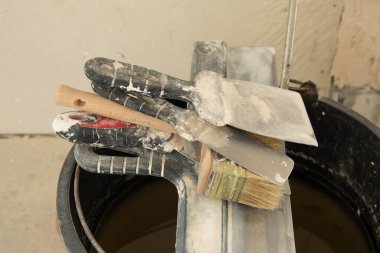 Kullanılan fırçalar kirli inşaat malzemeleri