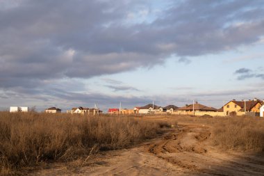 Yeni yazlık evlere giden kirli bir yol. Dış yol görünümü