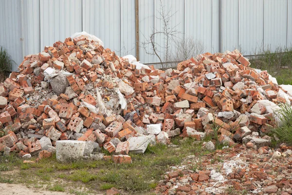 Egy halom használt tégla az udvaron.. — Stock Fotó