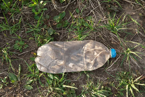 公園内の古いプラスチック製の損傷と汚れたボトル 自然汚染の概念 — ストック写真