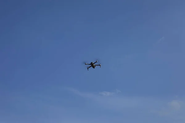 Gadget Drone Quadrocopter Voler Loin Dans Ciel Bleu — Photo