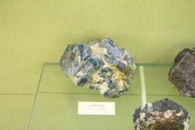 Doğal mineral kaya örneği ham corundum yakından incelenir.