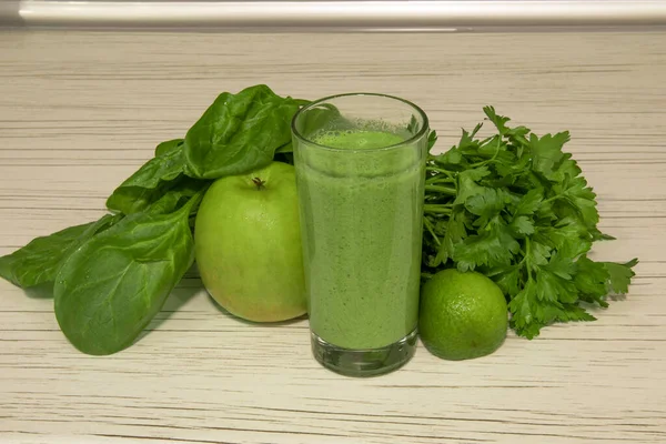 ライトウッドの背景に緑のスムージー 健康食品スムージー野菜カクテル 緑の野菜と果物 — ストック写真