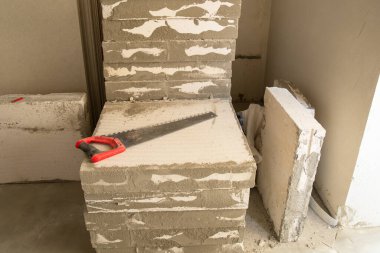 İnşaat alanı gaz yığını beton bloklar ve mekanik testere ile