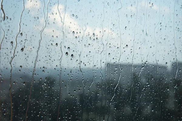 多雨的天气带着雨滴从窗户向玻璃望去 多雨的秋季天气图 图库照片