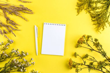 Kır çiçekleri ve kuru otlardan oluşan yaratıcı yaz düzeni