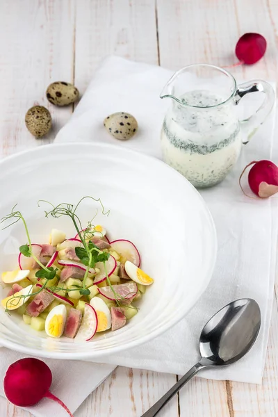 Okroshka a kefir a tonhal, retek, fürjtojással a fa fehér asztal. A hideg nyári leves sok országban — Stock Fotó