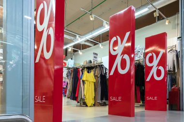 Sezon satış, black friday ve alışveriş konsepti. Anti-hırsızlık senso