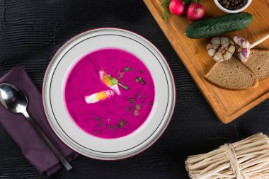 Yumurta, doğranmış salatalık ve rezene ile pancardan yapılan pembe krem çorbası, beyaz tabakta soğuk servis