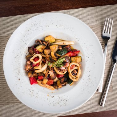 Salata Kalamar ve Ahtapot Restoran masada Sebze ile Haşlanmış