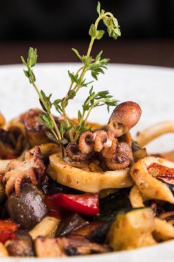 Salata Kalamar ve Ahtapot yakın restoranın masasında Sebze ile Haşlanmış