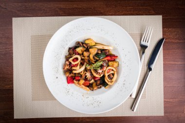 Salata Kalamar ve Ahtapot Restoran masada Sebze ile Haşlanmış