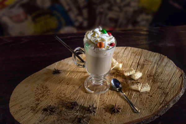 Café irlandés de primer plano en vidrio transparente con crema batida en barra de madera. Fondo borroso del restaurante . — Foto de Stock