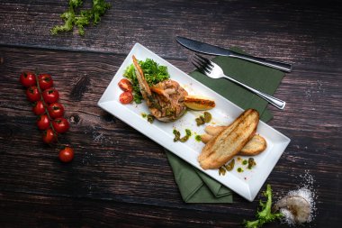 Karides, portakal, kiraz domates, marul, salatalık ve ahşap koyu arka plan üst görünümünde kruton ile Somon ceviche. Rustik tarzda sağlıklı gıda konsepti düz yatıyordu