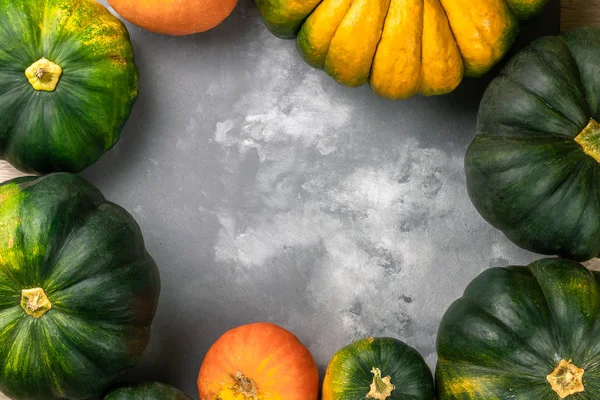 Composição sazonal de abóbora de outono com verduras verdes, cor de laranja e amarelas. Flat lay, vista superior, espaço de cópia — Fotografia de Stock