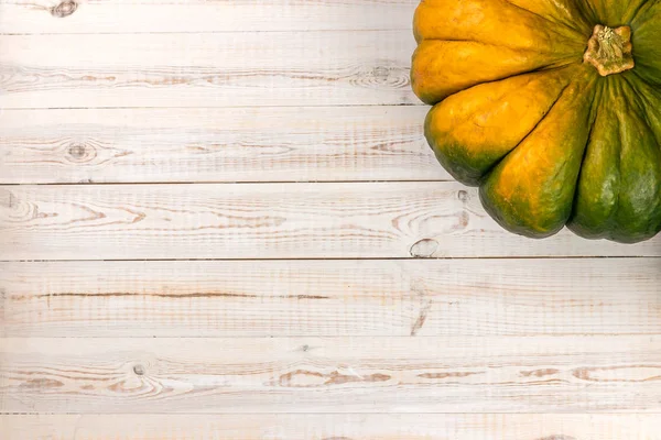 Conceito criativo de outono com abóboras verdes, amarelas, vermelhas e laranja sobre fundo branco de madeira. Flat lay, vista superior, espaço de cópia — Fotografia de Stock