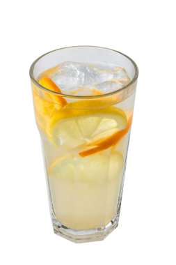 Bir bardak sarı ferahlatıcı limonata. Dilimlenmiş limon ve buzlu yaz içeceği beyaz arka planda izole edilmiş.