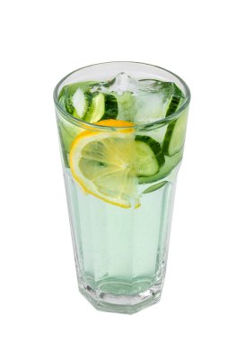 Bir bardak yeşil ferahlatıcı limonata. Dilimlenmiş salatalıklı, limonlu ve buzlu yaz içeceği beyaz arka planda izole edilmiş.