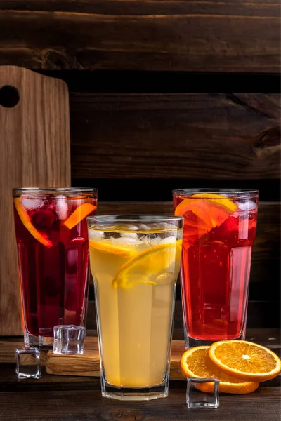 Conjunto Hermosas Bebidas Refrescantes Verano Sobre Fondo Madera Tres Vasos —  Fotos de Stock