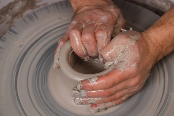 Potter Com Mãos Começando Transformação Pedaço Barro Branco Pote Círculo — Fotografia de Stock