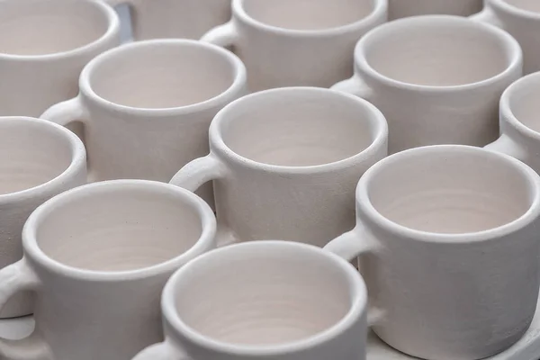 Banyak Pola Cangkir Putih Keramik Studio Tembikar Latar Belakang Penyamaran — Stok Foto