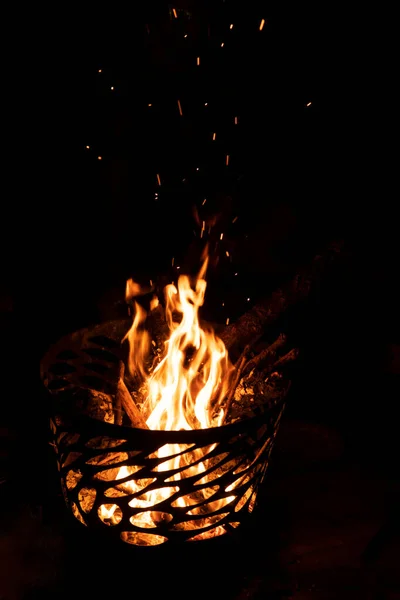 Ateş çukuru gece alevleriyle kıvılcımlar saçar.