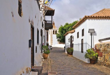 Fuerteventura 'daki Betancuria köyündeki tarihi yol.