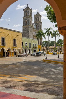Iglesia de San Servacio in Valladolid seen through an arch