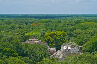 Güneşli bir günde Ek Balam 'ın büyük piramidi
