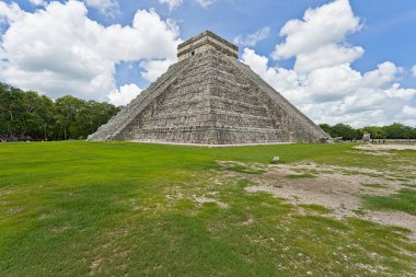 Güneşli bir günde Chichen Itza 'daki Kukulcan Tapınağı