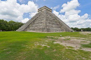 Güneşli bir günde Chichen Itza 'daki Kukulcan Tapınağı