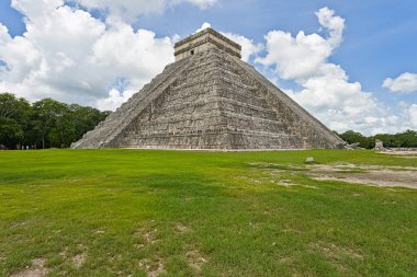 Güneşli bir günde Chichen Itza 'daki Kukulcan Tapınağı