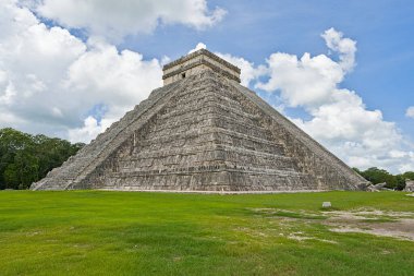 Güneşli bir günde Chichen Itza 'daki Kukulcan Tapınağı