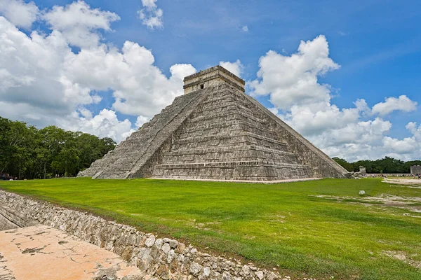 Güneşli bir günde Chichen Itza 'daki Kukulcan Tapınağı