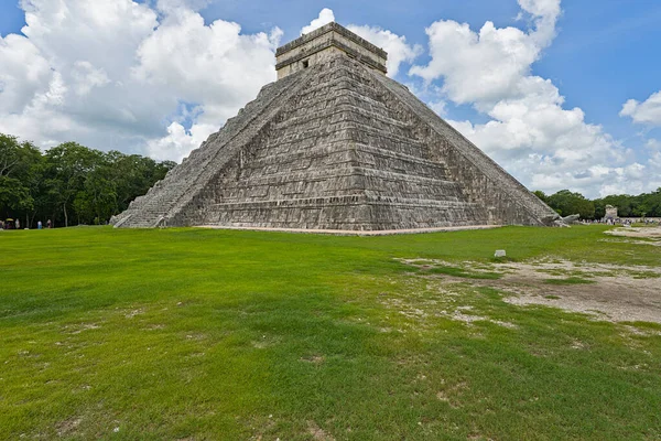 Güneşli bir günde Chichen Itza 'daki Kukulcan Tapınağı