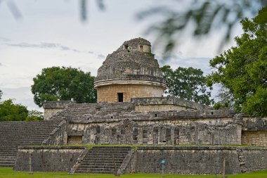 El Caracol ya da Chitzen Itza 'daki Gözlemevi bulutlu bir günde